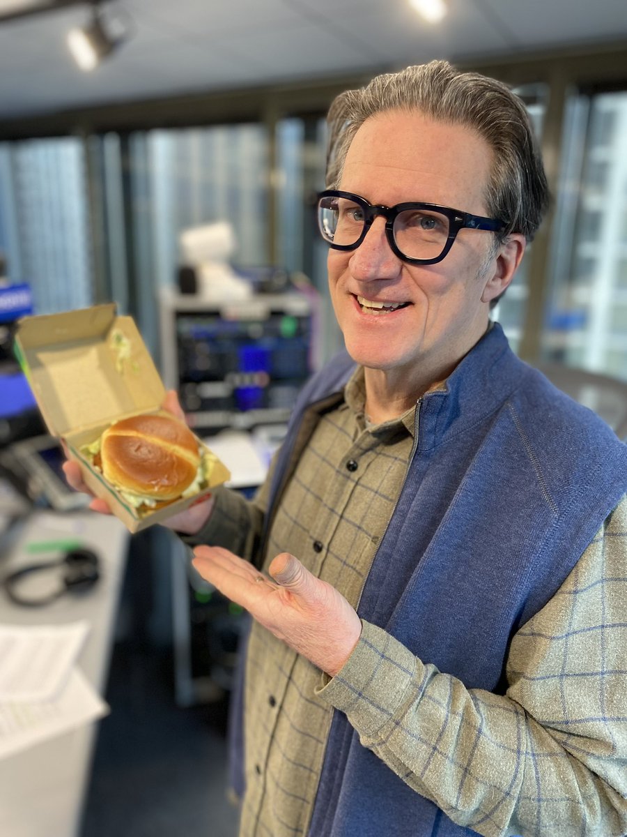 WGNRadio's tweet photo. On #YourHometown days we eat our favorites from local @McDChicagoland like the @McDonalds Deluxe Crispy McChicken #GoDeluxe #McCrispy #Woodstock 😋
#sponsored https://t.co/HvkdyV997q