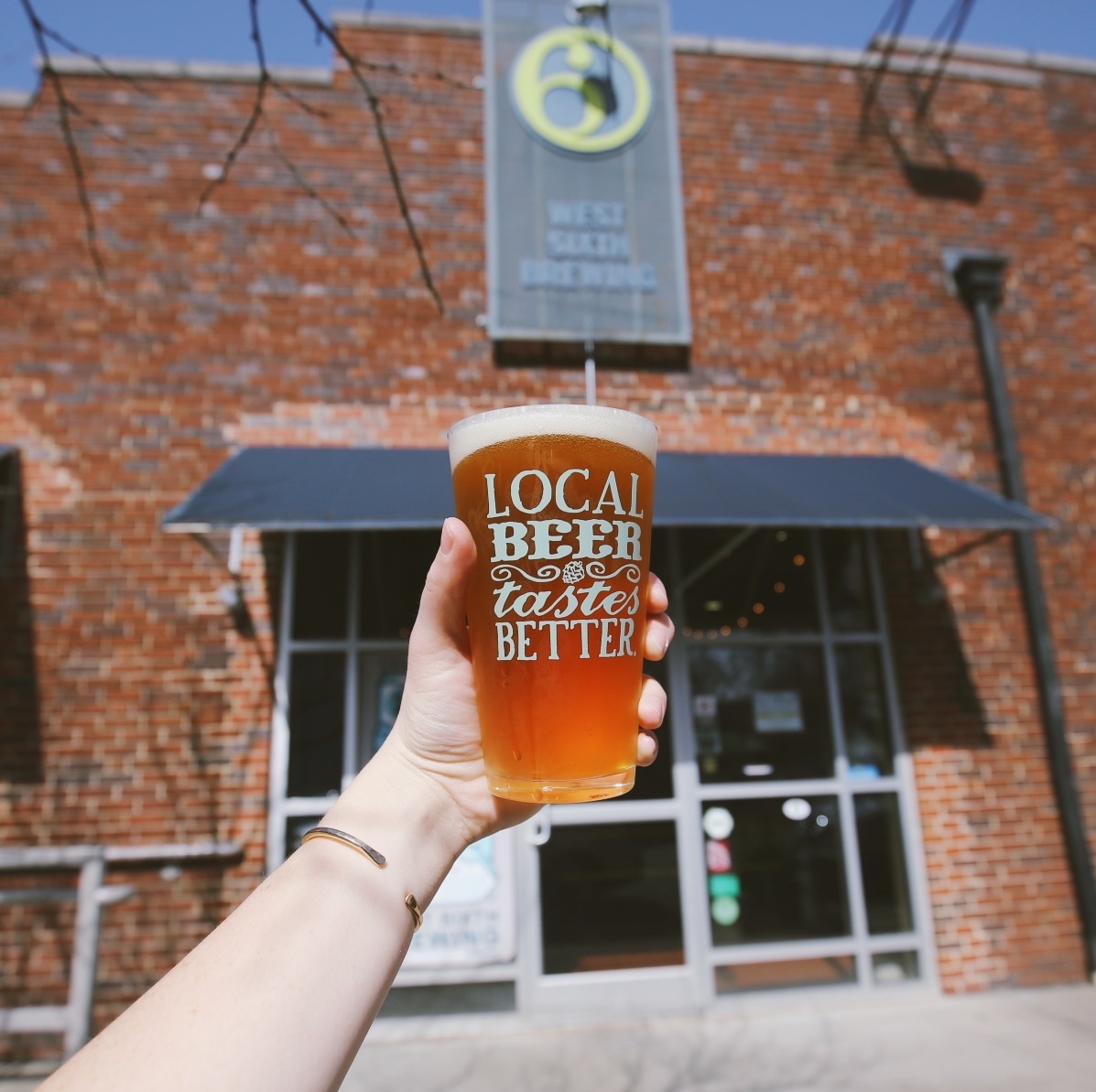 WestSixth's tweet image. BEAUTIFUL EVERYWHERE ☀️ It&apos;s the perfect day for a patio pint—warm sun and a cold beer! Tweet this at a pal &amp;amp; let &apos;em know it&apos;s time for a West Sixth Brew! #pinttime