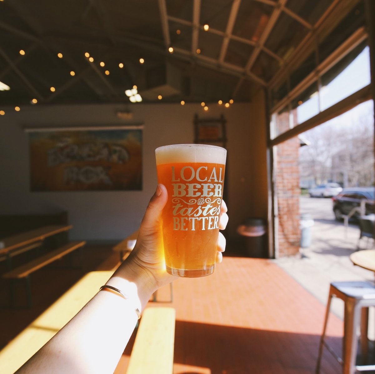 WestSixth's tweet image. BEAUTIFUL EVERYWHERE ☀️ It&apos;s the perfect day for a patio pint—warm sun and a cold beer! Tweet this at a pal &amp;amp; let &apos;em know it&apos;s time for a West Sixth Brew! #pinttime