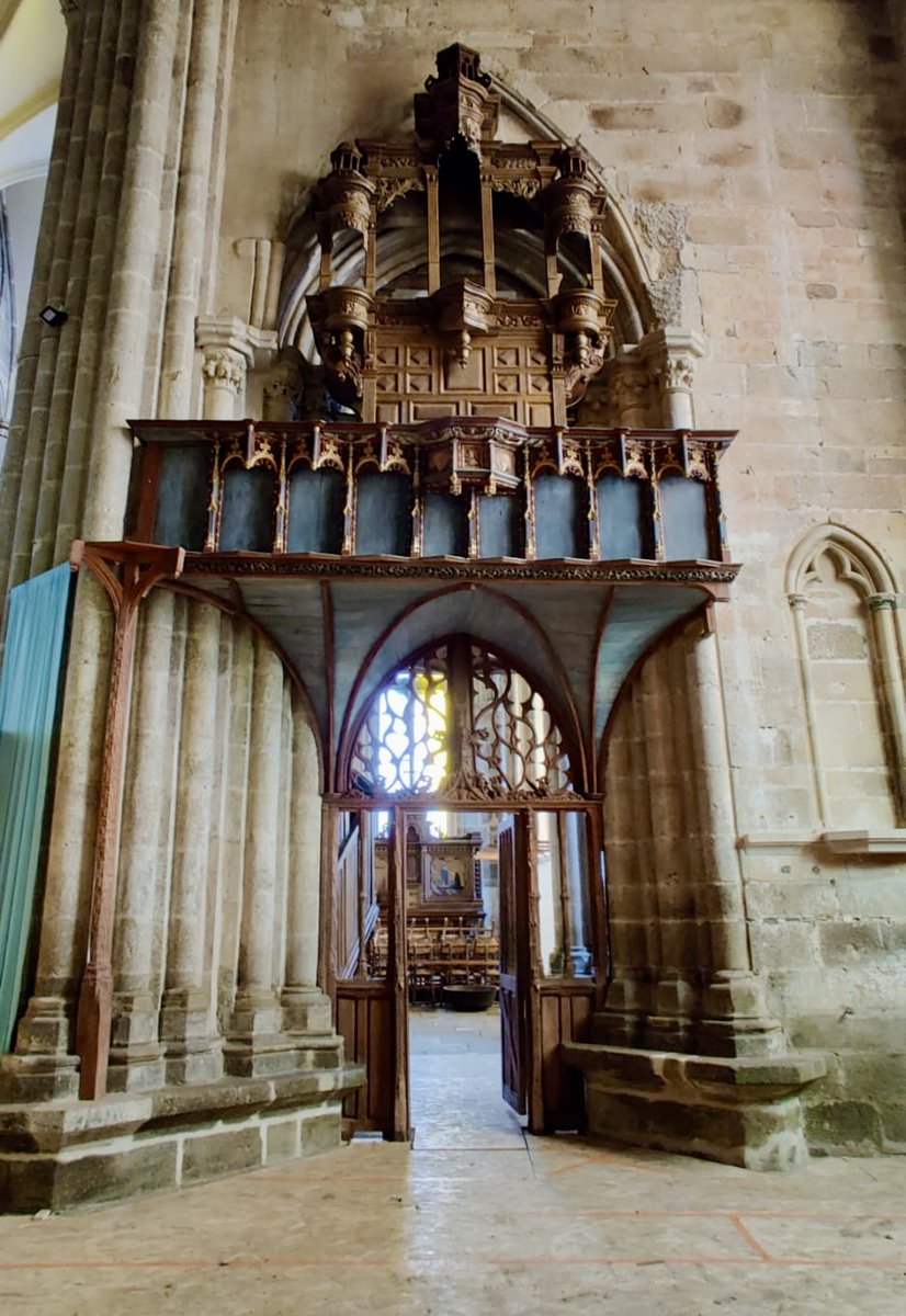 | Jeudi archives 📸 |

Le Jubé de la Collégiale Notre-Dame, à deux époques ! 😎
Saurez-vous deviner en quelle année a été prise la photo d'archive ? (à 5 ans près !) 😎