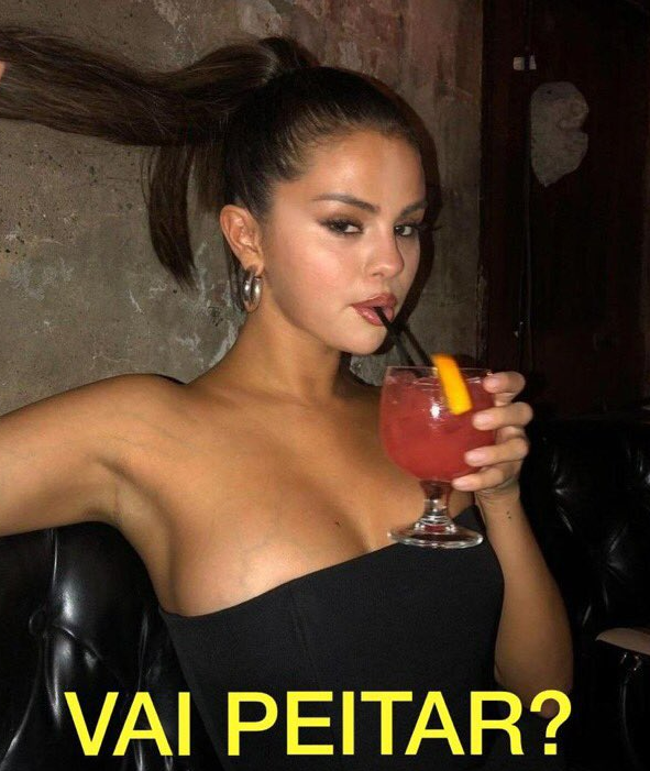 letras's tweet photo. se a selena está de um lado, eu estou do mesmo https://t.co/gefwcr6lKf