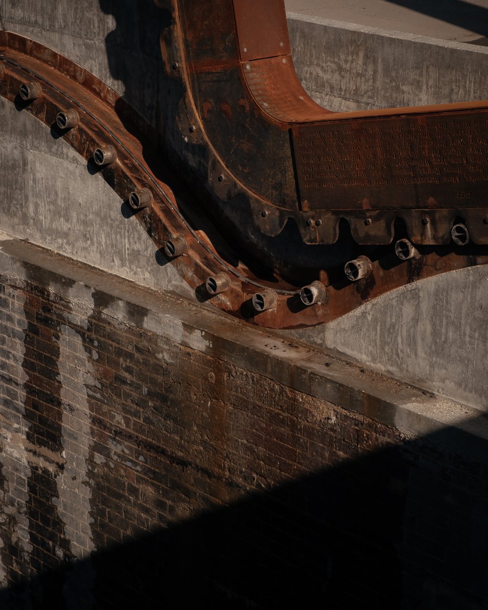 The design of Cody Dock Bridge is reminiscent of Victorian engineering. The counter-balanced square portals allow the 13-ton deck and frame to be rolled using a hand-cranked winch. <a href="/TomRandallPage/">thomas randall-page</a> <a href="/cake_industries/">Cake Industries</a> 

Learn more: ow.ly/M9rE50N0X6s

📷: @clickclickjim
