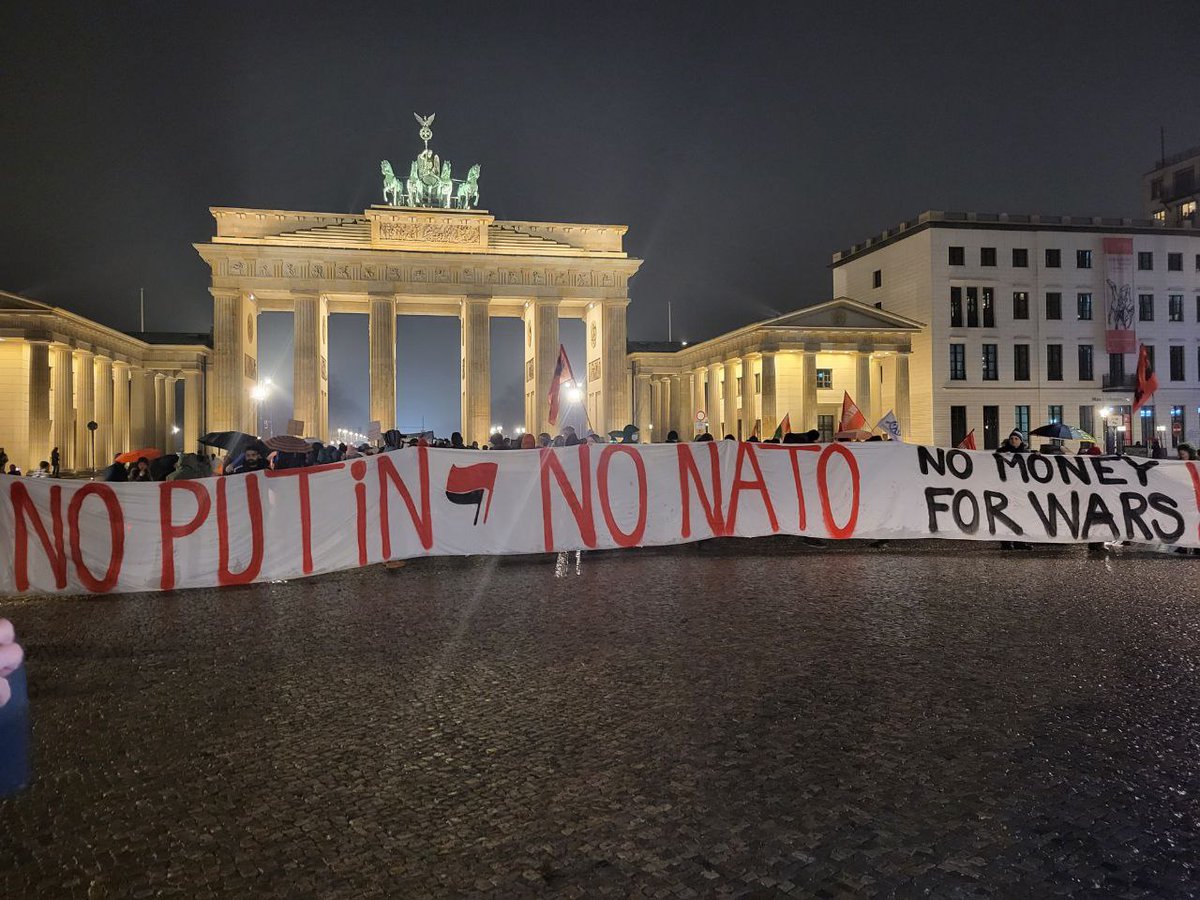 KGK_News's tweet photo. Circa 150 Menschen bei der Kundgebung vor dem Brandenburger Tor. Wir treten ein für eine dritte Position, gegen die NATO und gegen Putin, für Streiks auf allen Seiten und internationalen Zusammenhalt der Arbeiter:innen. #be2302 https://t.co/77DoqmsMEA