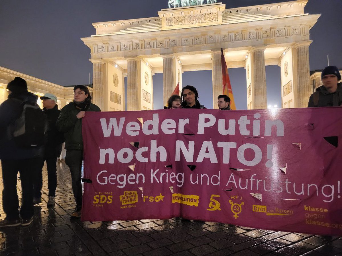 KGK_News's tweet photo. Circa 150 Menschen bei der Kundgebung vor dem Brandenburger Tor. Wir treten ein für eine dritte Position, gegen die NATO und gegen Putin, für Streiks auf allen Seiten und internationalen Zusammenhalt der Arbeiter:innen. #be2302 https://t.co/77DoqmsMEA