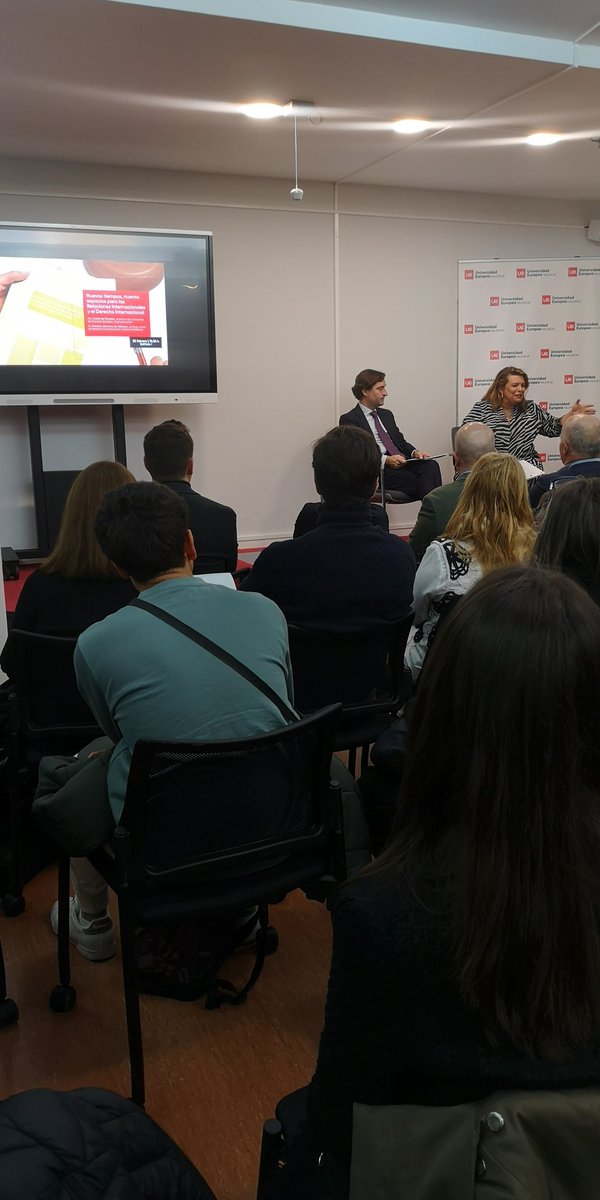 Inicia la presentación del libro "Nuevos tiempos, nuevos espacios para las Relaciones Internacionales y el Derecho Internacional" de manos de nuestra Rectora <a href="/SanchidrianRosa/">Rosa Sanchidrián</a>, conduciendo el evento <a href="/JosecaArnau/">Joseca</a>
Una obra colectiva de profesores e investigadores de la <a href="/UEValencia/">Universidad Europea de Valencia</a>