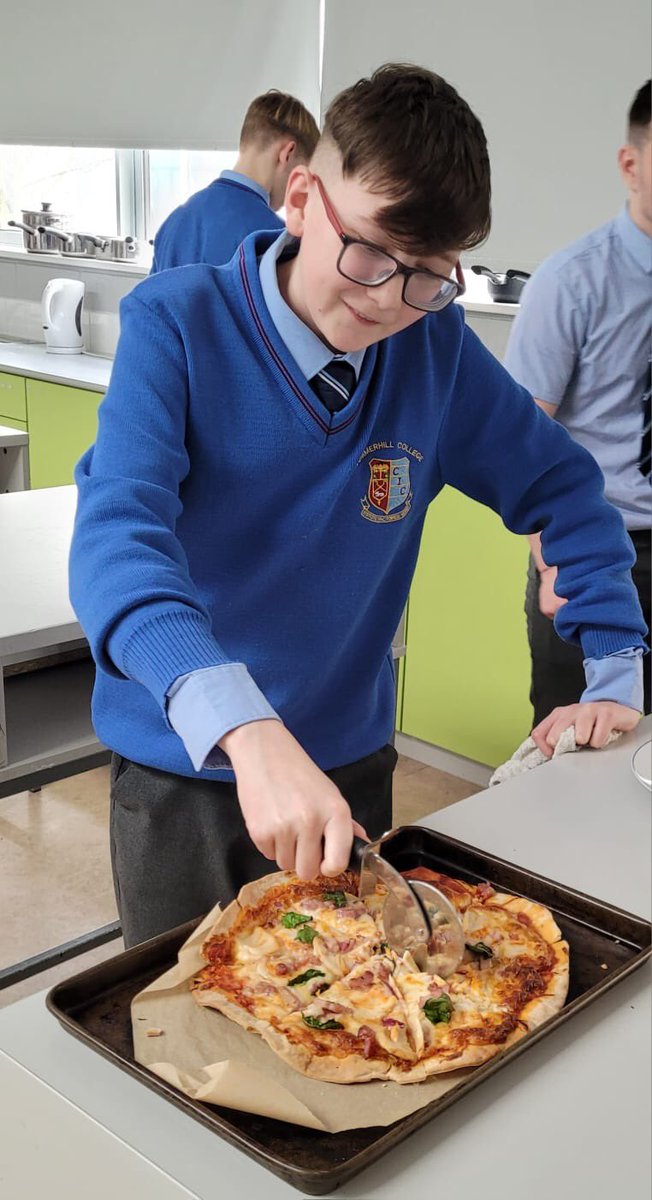 Adam focused on a high protein & fibre diet, he used the pizza da Pierro bases, passata, low fat cheese, chicken, bacon lardons, red onion and spinach. @pizza_da_Piero #pizzadapieroforschools #pizzadapiero