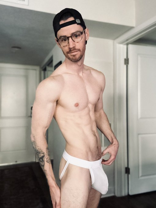 Do I look smart? 🤓 https://t.co/2TfEu4RfDg