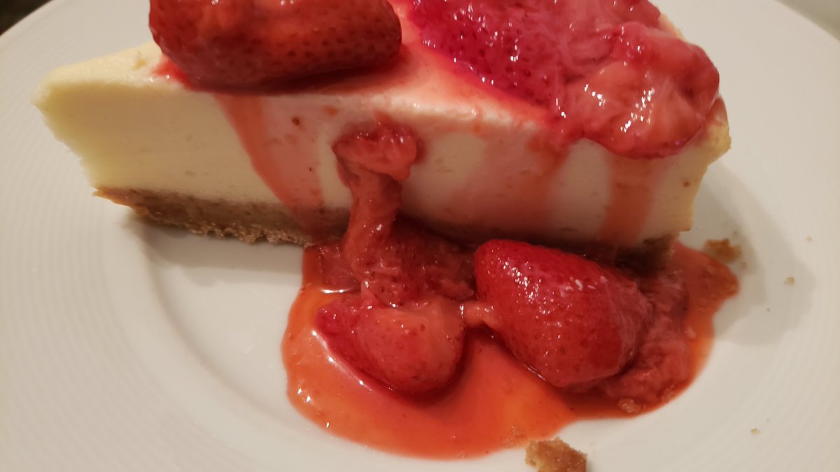 ChefArthur1's tweet photo. Cheesecake with strawberryes 🍓  #strawberry #cheesecake #cake #chefarthur #chefarthur1 #chefmade #food #foodie #brunch https://t.co/9GTIEeCBij