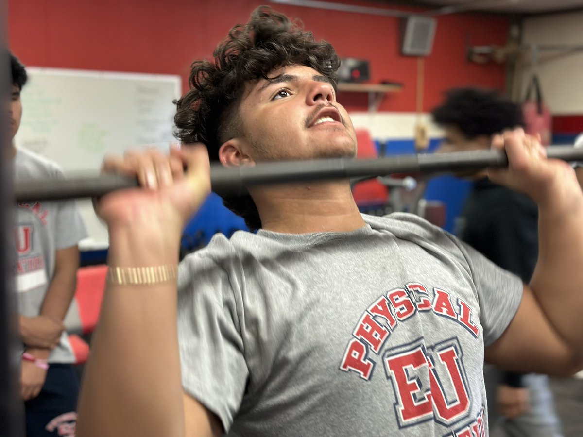 EUHSFootball's tweet photo. 𝙇𝙤𝙖𝙙𝙞𝙣𝙜…

#OutworkEveryone🗡️ | #LancersLead🛡️ https://t.co/RPosynQmaX