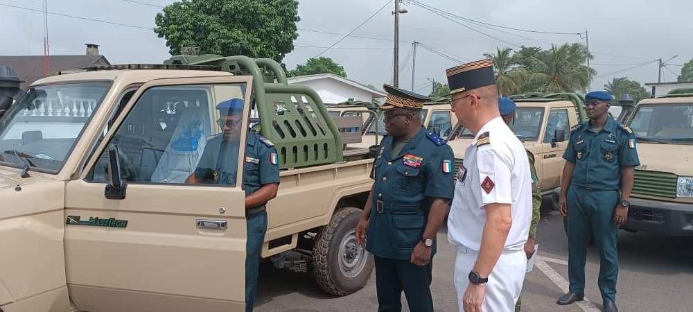 tiba_kass's tweet photo. #Defense Les Forces Françaises en #CIV225 (#FFCI) font don de 33 véhicules, 27 jumelles de vision nocturne et 22 radios de transmission à l’État-major général des forces armées #CIV225. Ce matériel et équipement militaire est estimé à 1,3 milliards de FCFA. @RTI_info #TIBA #TL226 https://t.co/2MujUeiGxe