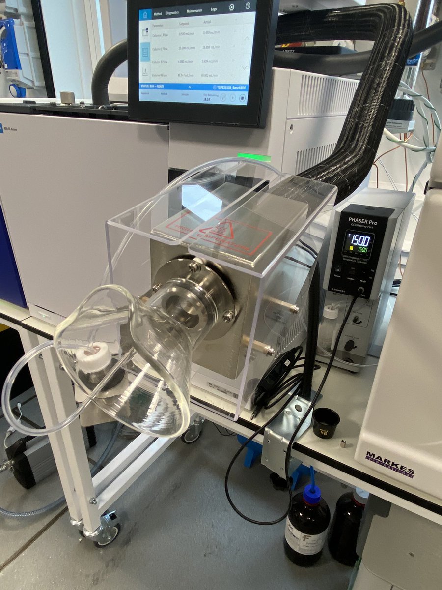 But wait, there’s more! We can split the flow from the first column and divert it to an odorport, allowing us to #sniff and record the #aromas of separated compounds in real time 👃🏻