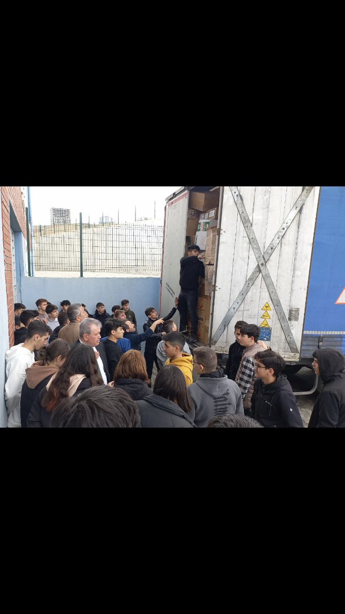 Okul yöneticilerimiz,öğretmenlerimiz,
öğrencilerimiz ve velilerimizin yardımları, gayretleri ve destekleriyle hazırlanan kuru gıda ve hijyen malzemeleri Adıyaman’daki kardeşlerimize ulaştırılmak üzere dualarla uğurlandı.  #YaralarımızıBirlikteSaracağız <a href="/prof_mahmutozer/">Mahmut Özer</a> <a href="/tcmeb/">Millî Eğitim Bakanlığı</a>
