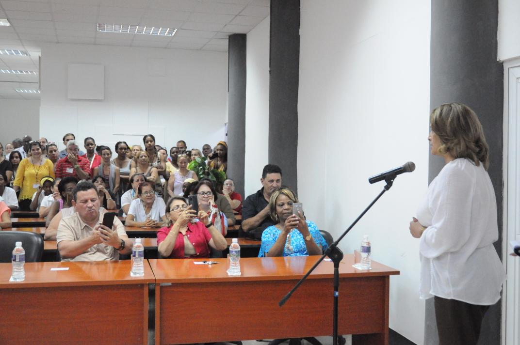 Celebramos en matutino especial el 62 aniversario del Ministerio del Comercio Interior. Felicidades a todos los trabajadores del comercio, la gastronomía y los servicios, siempre comprometidos con el pueblo. 
#Comercio62 #JuntarYVencer