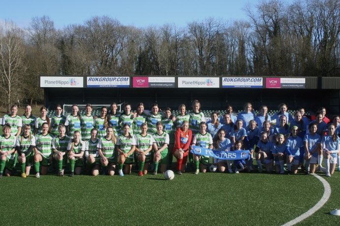 SolimarRivera_4's tweet photo. 1st game in England vs. tnsfc 🏴󠁧󠁢󠁥󠁮󠁧󠁿👏🏼💚 had a great time playing &amp; meeting these girls! #FCStars #EnglandXLTour https://t.co/9lIIJEds8m