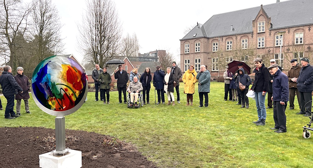 De kloosters in #Zenderen zijn volop in beweging: de Karmelieten krijgen glaskunst van honderdjarige Carmel en het Carmelitessenklooster wordt verkocht.  bit.ly/3YWvcCC