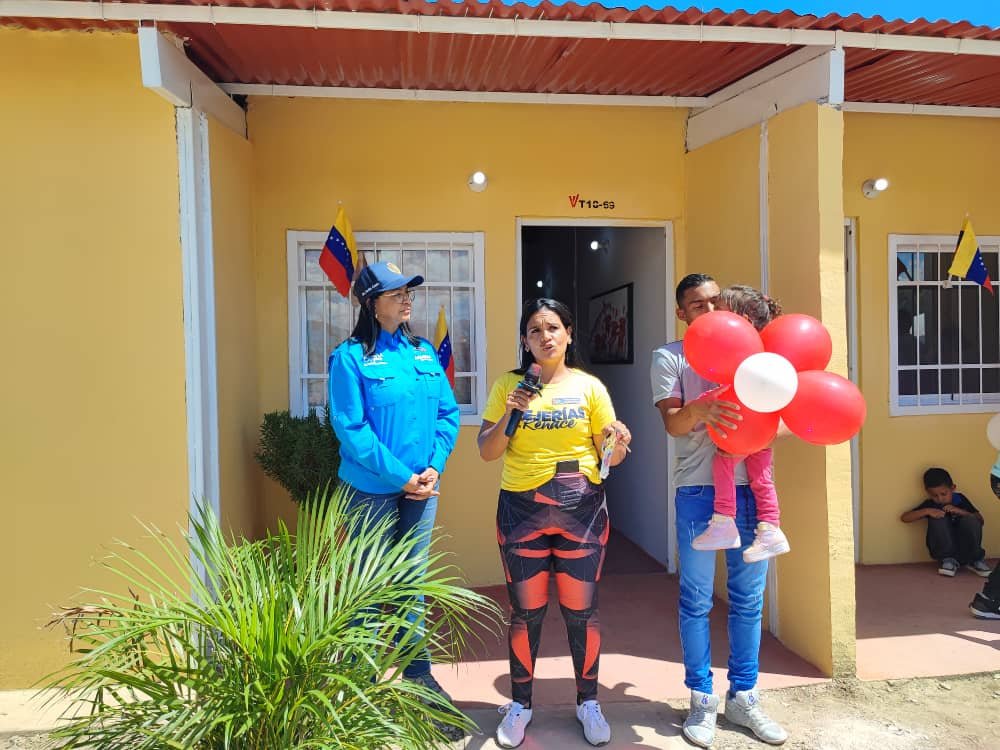 📺#ENVIVO || Beneficiaria, Norkis Delgado Silva: Yo vivía en el sector Brisas de Bucaral de Las Tejerías, perdí mi hogar por las torrenciales lluvias, pero gracias al Pdte. <a href="/NicolasMaduro/">Nicolás Maduro</a> y a la #GMVV estoy recibiendo las llaves de una vivienda confortable