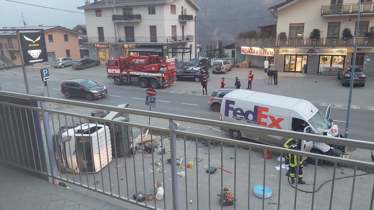 RiccardoRoversi's tweet photo. Dal balcone di casa mia, oggi.
Ringrazio il cielo che non ero lì sotto con mio figlio, come ogni giorno, più volte al giorno.
La stupidità dell’uomo al volante non ha limiti 🤬
@VAIstradeanas, lo accendiamo quell’autovelox finto, lì a 100m?
#ss38 #Chiuro #Valtellina https://t.co/TtWG09Vs9a
