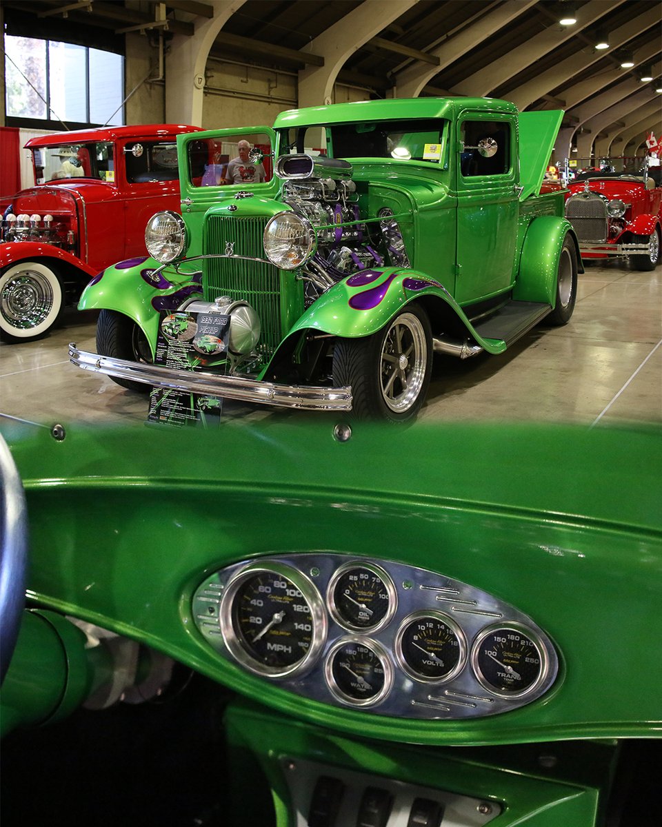 AutoMeter's tweet photo. A 1932 Ford pickup truck is looking 🔥 with these Carbon Fiber gauges!
#autometer #autometerproducts #1932ford #1932fordtruck #traditionalhotrod #garagebuilt https://t.co/EhsvsNUOsV
