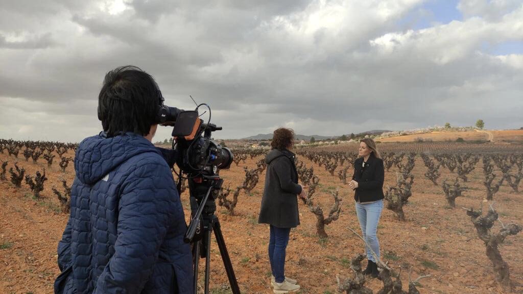 inmaalemany's tweet photo. Entrevista con @andrearopero @El_Intermedio por los macro proyectos de #eólicas y #fotovoltaicas que se van a instalar en nuestra comarca y cómo nos afectará al territorio.

#RenovablesSíPeroNoAsí https://t.co/sELdNShLPI