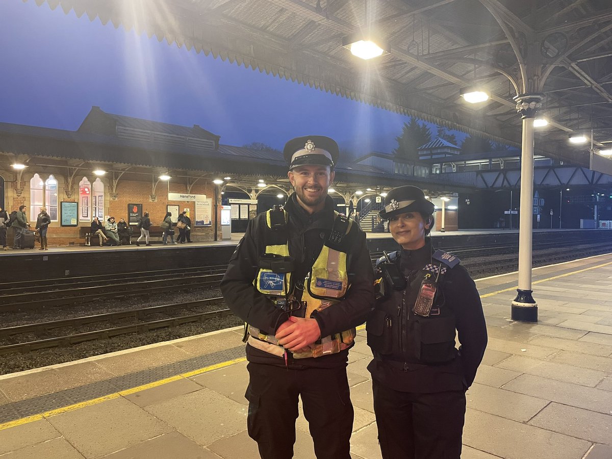 Our #NewportNPT have been conducting joint patrols in #Hereford with @WMerciaPolice for #OpAlert and promoting our #RailwayGuardianApp 📱

If you need to make a report:
📲text 61016
📞call 0800 40 50 40
📩message on Railway Guardian app
🚨in an emergency call 999