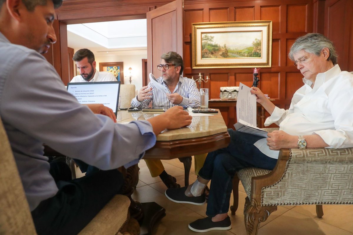 Ultimando detalles con el equipo económico para anunciar buenas noticias que beneficiarán a todos los ecuatorianos. Trabajamos para reactivar la economía del país.