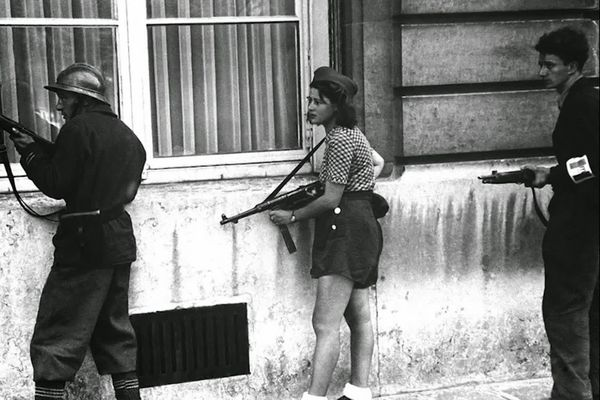 Vanguard_WW2's tweet image. We have just learned of the death of Simone Segouin on Tuesday at her retirement home in Courville-sur-Eure. Simone will forever be the 19-year old Resistance fighter immortalised by Robert Capa.  See our pinned thread for more about Simone.