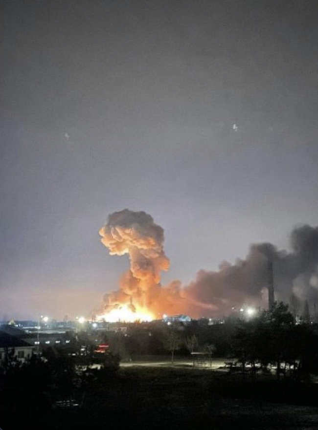 VEParsi1's tweet photo. Esattamente un anno fa aveva inizio la criminale aggressione russa ai danni dell'Ucraina. Ma grazie al coraggio straordinario del suo popolo, del suo leader e col contributo decisivo delle democrazie Occidentali esiste ancora un'Ucraina libera. 
Слава Україні! Героям слава! https://t.co/RAvCcknV9B