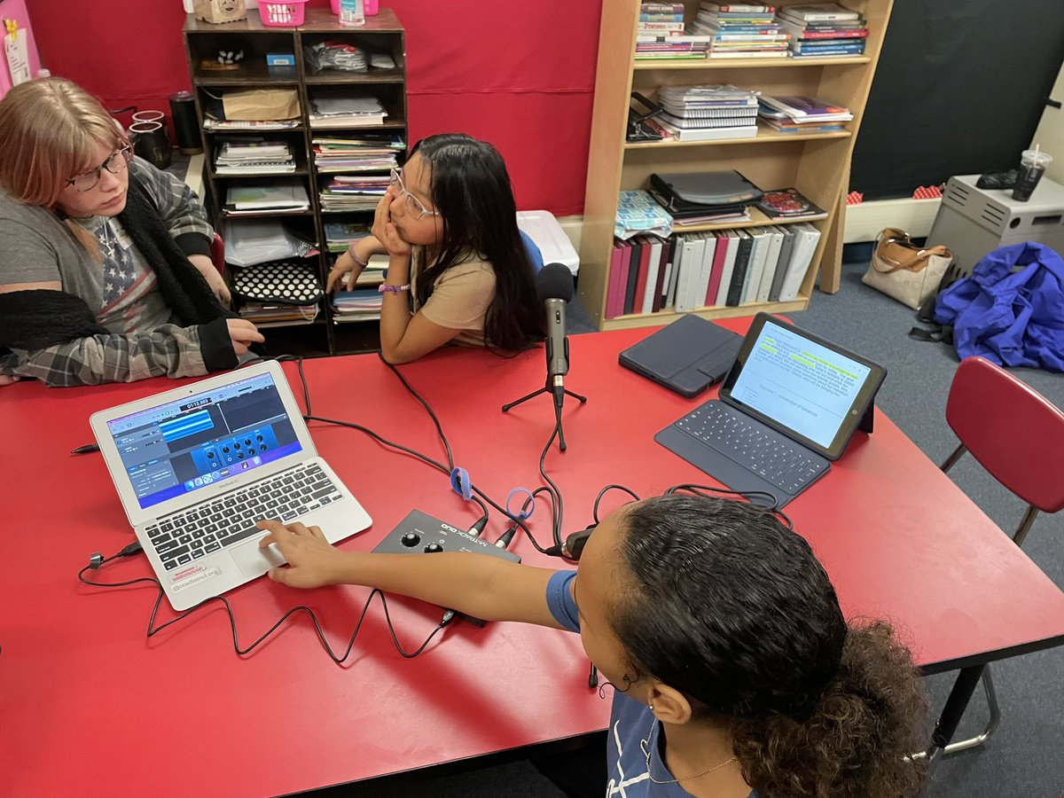 ccsdtechs's tweet photo. Students at Youtz honing their podcasting skills with their first official interview! Shout out to Jolinda Seiple for starting us off on the right track! @CCS_District @JeffTalbertSr https://t.co/STqXFdrn6P