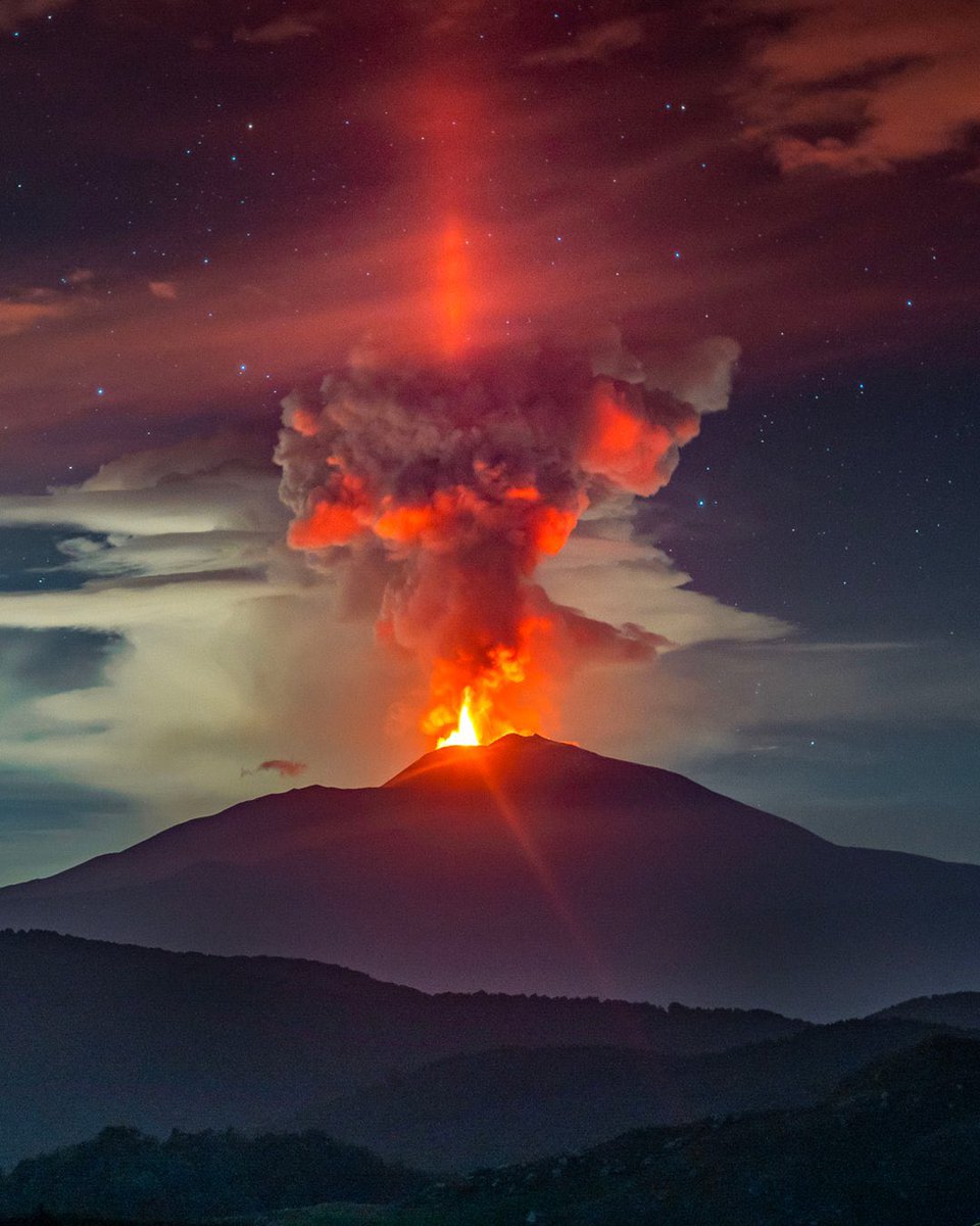GossipRoomOff's tweet photo. Cliché impressionnant de l’éruption de l’Etna, capturé par le photographe Giancarlo Tinè ! 🌋🇮🇹 (via Views) https://t.co/BWqPswGM7G