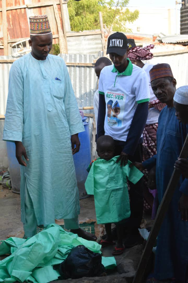 Ubando001's tweet photo. Supporting the Less privileged in Borno by Haj. Fati Atiku Abubakar, Chairperson of #WAYSA
Commence the distribution of Food items to less privileges in Borno State to cushion the hardship exacerbated by the Naira redesign crisis. Haj. #Waysa also supports Orphans with uniform https://t.co/sMQICK0P7d