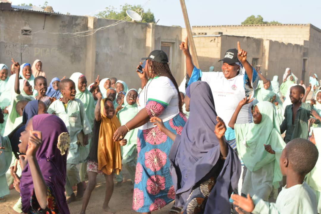 Ubando001's tweet photo. Supporting the Less privileged in Borno by Haj. Fati Atiku Abubakar, Chairperson of #WAYSA
Commence the distribution of Food items to less privileges in Borno State to cushion the hardship exacerbated by the Naira redesign crisis. Haj. #Waysa also supports Orphans with uniform https://t.co/sMQICK0P7d