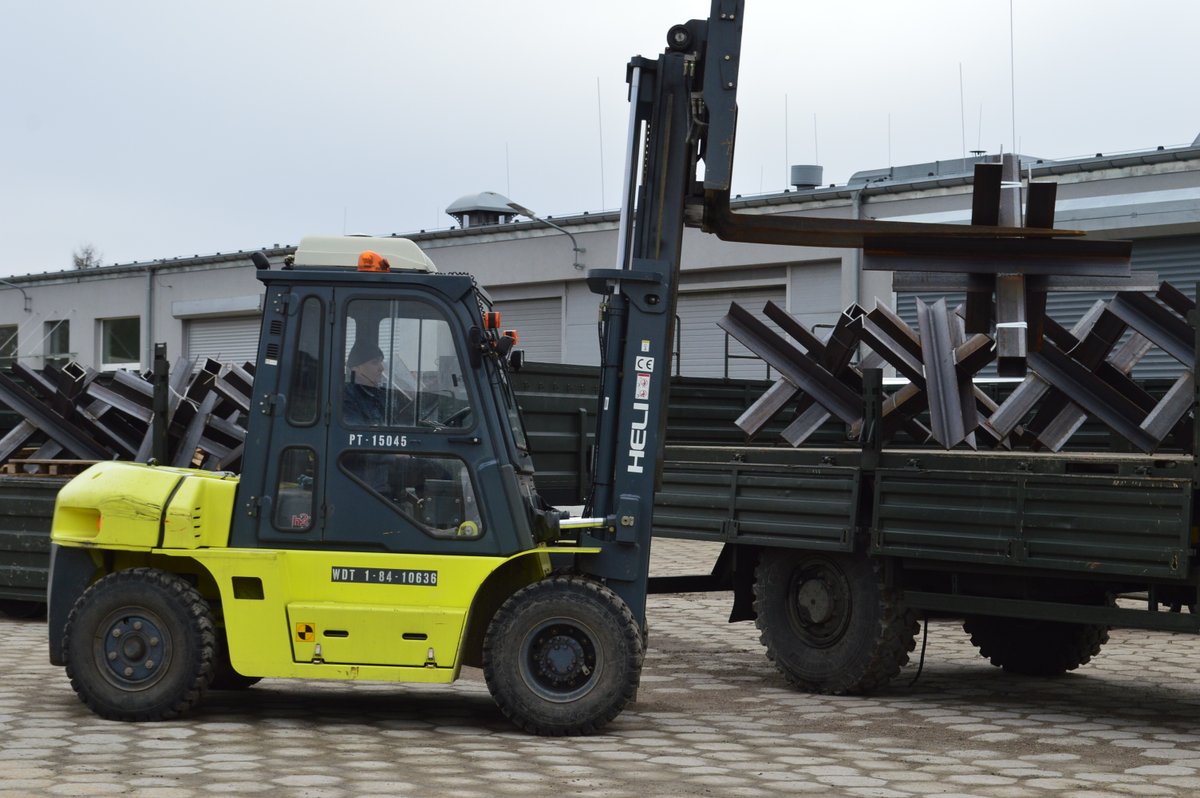 IWsp_SZ's tweet photo. Zapory stalowe rozmieszczane na granicy wykonują remontowcy z Warsztatów Technicznych🛠️ @IWsp_SZ @MON_GOV_PL @SztabGenWP @DGeneralneRSZ @DowOperSZ @Polska_Zbrojna #RBLog #Logistyka #DobraPraktykaLogistyka https://t.co/wyuV3ZwA1h