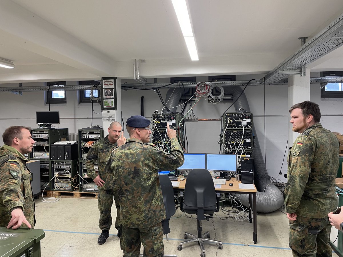 JochenDeuer's tweet photo. Zurück im Gelände bei der Ausbildung Fernmeldekompanie Eurocorps in Lebach. Klasse Ausbildung in Vorbereitung der Übung Common Gabriel und interessante Gespräche am Feuer. Unsere FmKp EC - ein unverzichtbarer Pfeiler fürs @HQEurocorps. https://t.co/qalEyom3fj