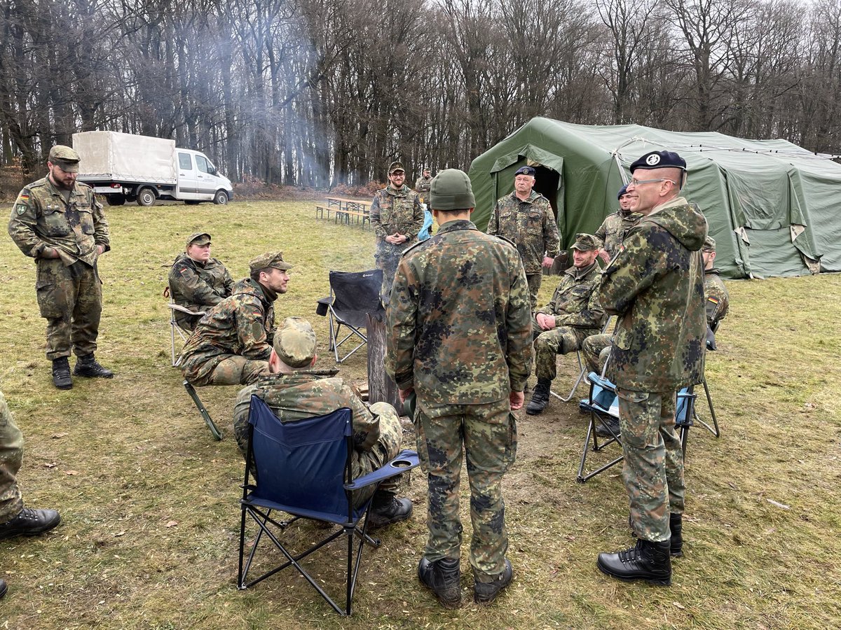JochenDeuer's tweet photo. Zurück im Gelände bei der Ausbildung Fernmeldekompanie Eurocorps in Lebach. Klasse Ausbildung in Vorbereitung der Übung Common Gabriel und interessante Gespräche am Feuer. Unsere FmKp EC - ein unverzichtbarer Pfeiler fürs @HQEurocorps. https://t.co/qalEyom3fj