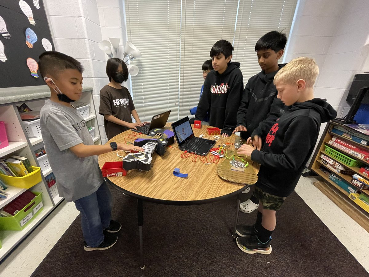 regratz87's tweet photo. Taking pitch and amplitude learning to a whole new level with @MTVaughan08’s science group using @makeymakey! So much critical thinking and CS integrated into this project! @BTESTweets @DTimNation @MrBIFT @csforlcps https://t.co/vcXzCqoBot