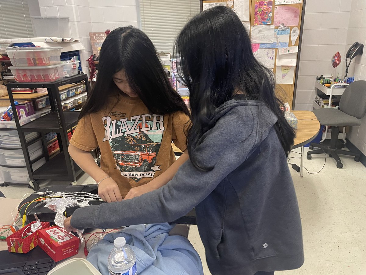 regratz87's tweet photo. Taking pitch and amplitude learning to a whole new level with @MTVaughan08’s science group using @makeymakey! So much critical thinking and CS integrated into this project! @BTESTweets @DTimNation @MrBIFT @csforlcps https://t.co/vcXzCqoBot