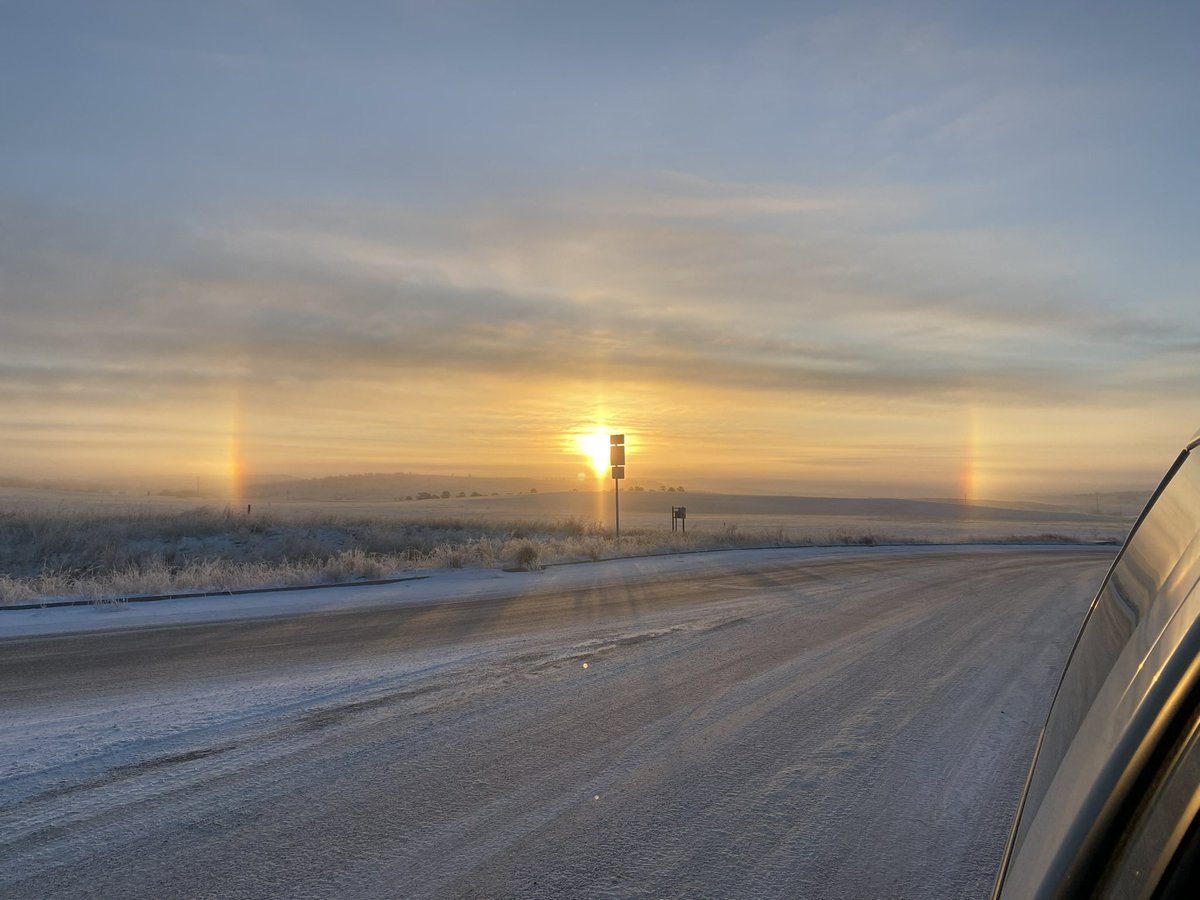 ahvryb's tweet photo. Good morning #tweethearts this is a nice light display with vertical rainbows 🌈         #awestruck #trinity #light #clouds #cirrusclouds #photofam #CreativeSociety #photography https://t.co/pOpdOcJ0Fq