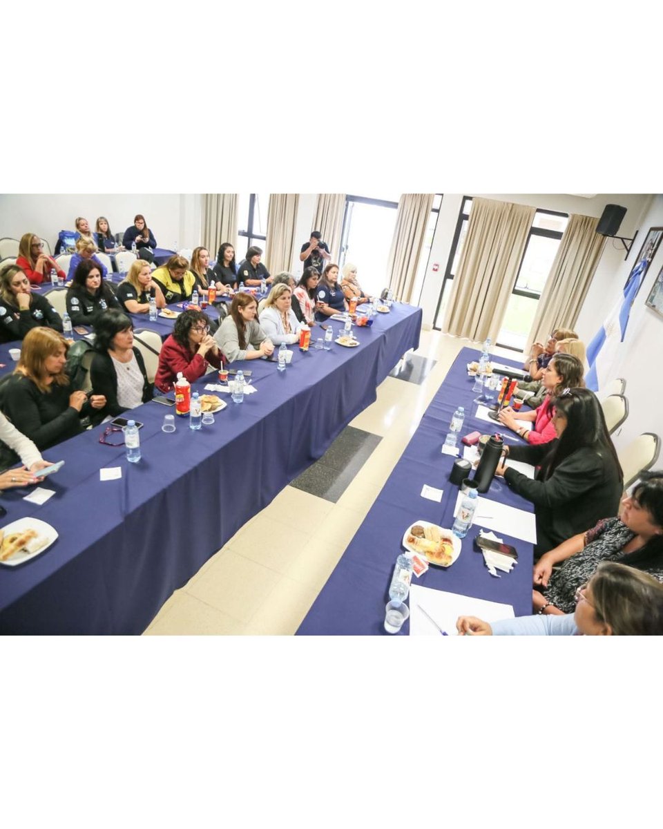 apdfanacional's tweet photo. El 17 de febrero, A.P.D.F.A junto a las mujeres sindicalistas pertenecientes a la CGT, se reunieron en la Federación Nacional de trabajadores camioneros con la presencia de la diputada Vanesa Siley 
@Vsiley 
@ApdfaAdrian 

#apdfa #sindicato #ferroviarios #mujeres https://t.co/XPuNom0EJm