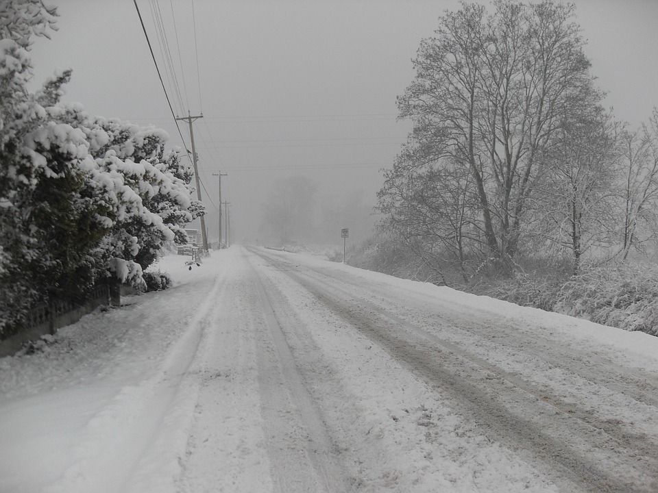 Festival_Hydro's tweet photo. When the storm has passed & you are cleaning up, be aware of the potential hidden dangers. If you are clearing away snow, ice, tree limbs or other debris around your home, stay clear of electrical wires. More storm safety tips: https://t.co/2uY5SOLLwc
#ONStorm #ONReady https://t.co/2Tph9IeITJ