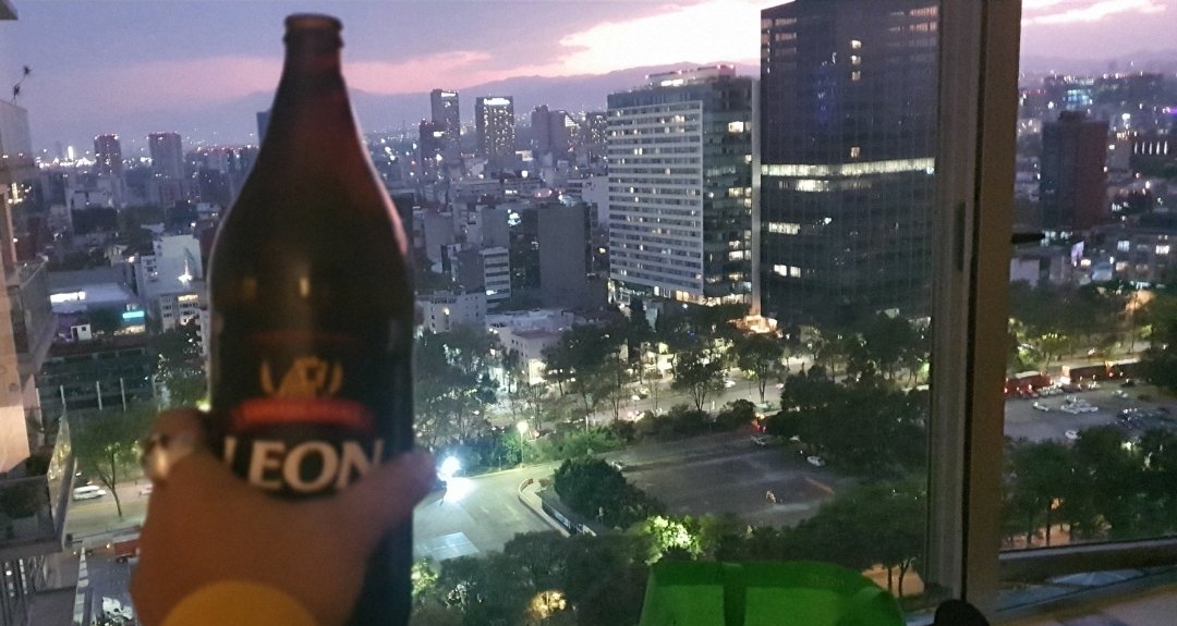 x_play's tweet photo. #MañaneroPretencioso yo vivo en polanco, pero la caguama me mantiene humilde https://t.co/7W0gNkIvdW
