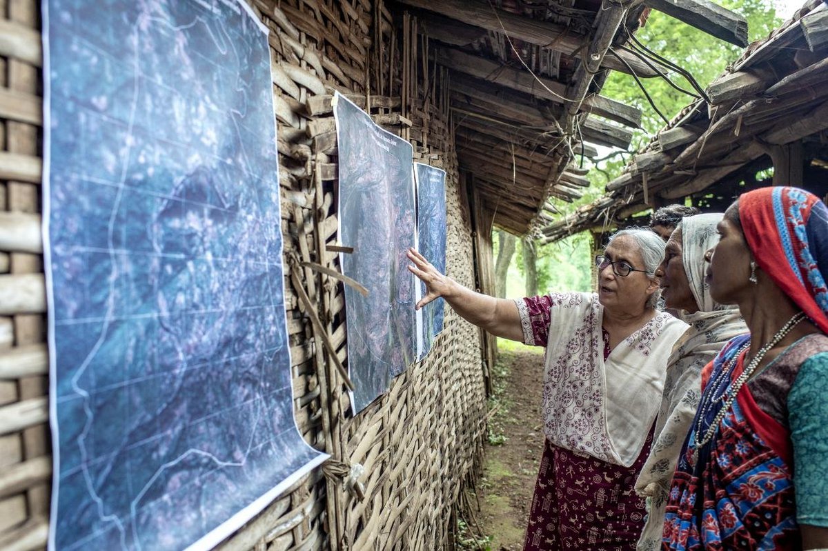 Ecosystem restoration creates up to $30 for every $1 invested, supports biodiversity and stores massive amounts of carbon.

But projects fail when they prioritize trees over local communities. Here are 6 takeaways for implementing successful people-centered restoration🧵