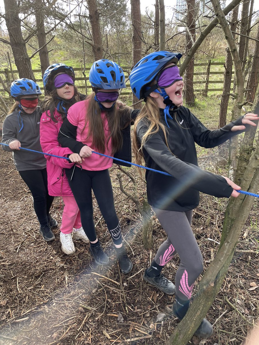 Room3MrStein's tweet photo. Team building at Strathclyde Park. Do you trust your team to guide you through the trail? 🔦@HolytownPS https://t.co/wvjKLxbOiw