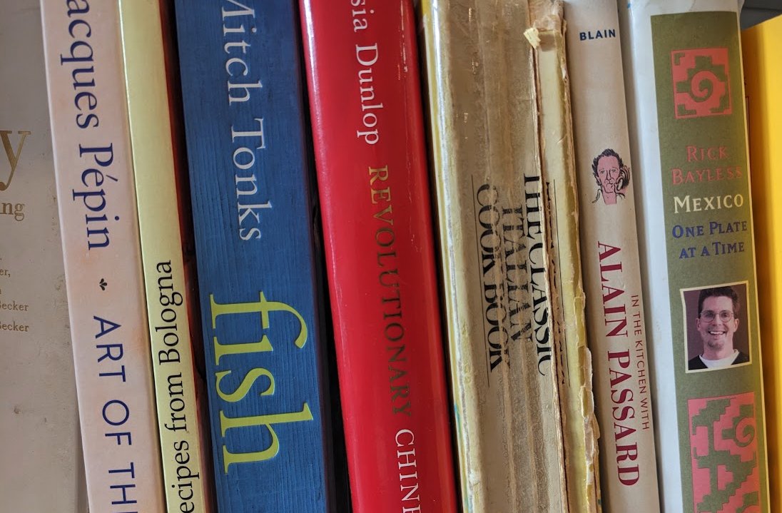 Do we humans "mindlessly" stuff our faces? Are we programmed from birth to hoover up as many calories as we can? Or does eating involve a deeper intelligence?

Turns out the answer could be sitting in your collection of gravy-spattered COOKBOOKS!

🧵
