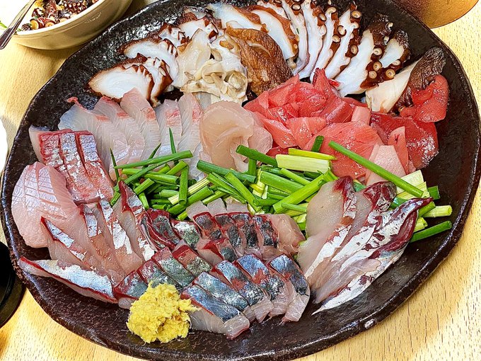 今日は親戚の集まりで、この皿2皿分の盛り合わせ作った。あしらいネギしかなかったけどええじゃろ🫶🏻 