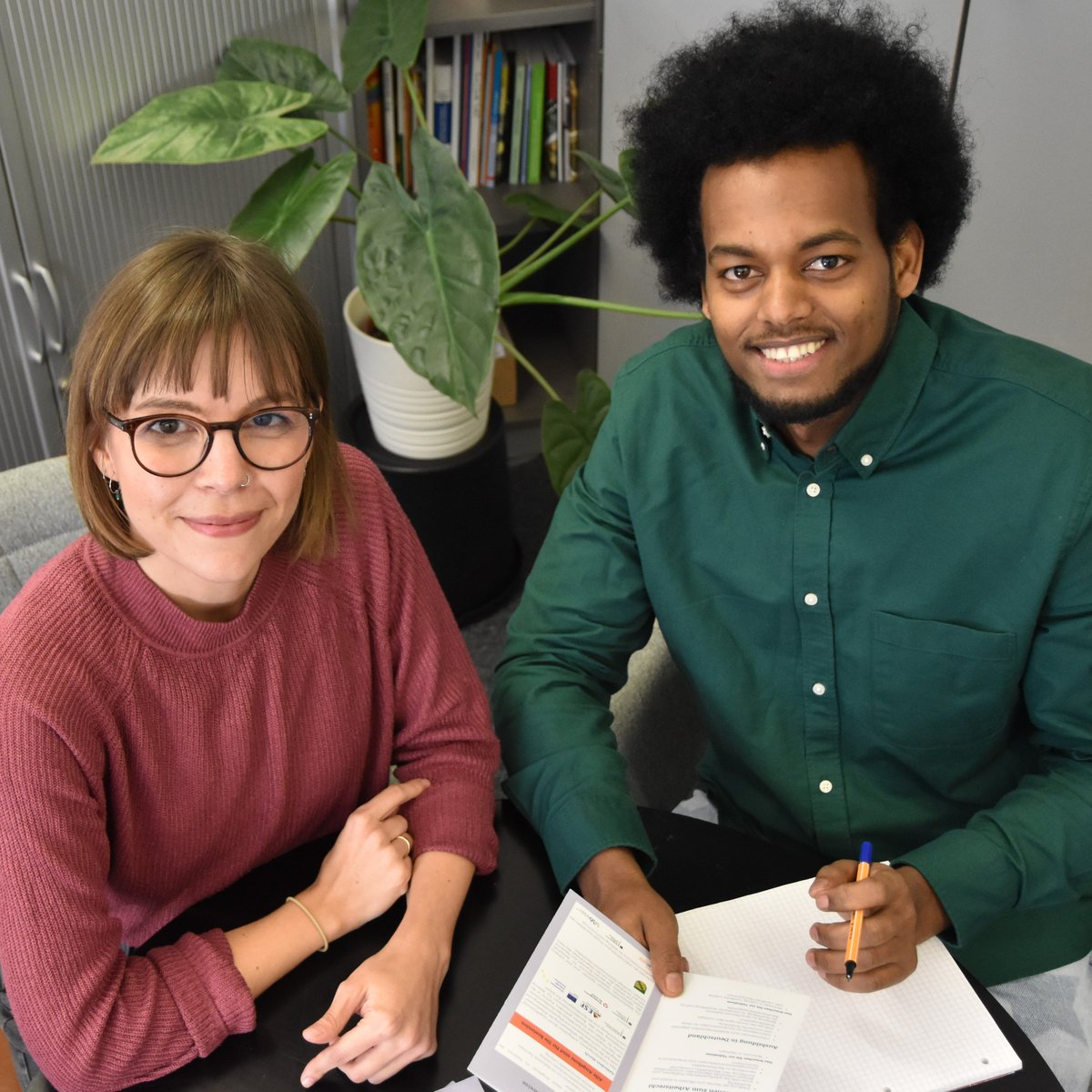 Muzayen kommt aus Äthiopien. Seit 2016 lebt er in D. Sein großer Wunsch ist eine Arbeit als Fertigungsmechaniker. Diesem Ziel ist er dank der <a href="/AMM_Sachsen/">AMM_Sachsen</a> aus Leipzig nähergekommen. Mehr Infos unter kurzelinks.de/Muzayen
#integration #Sachsen #Arbeitsmarktintegration #SMWA