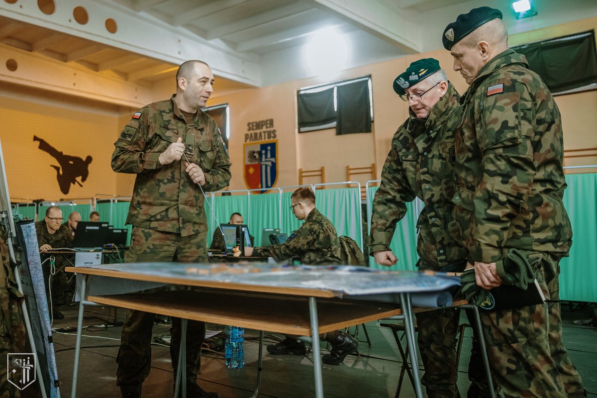 ZAWISZACY's tweet photo. #JAK23 #JCATS
Wizyta gen. bryg. Bogdana Rycerskiego - Szefa Sztabu @hqmncne na ćwiczeniu dowódczo - sztabowym pk. JAK-23.
@MON_GOV_PL @DGeneralneRSZ @SztabGenWP @16Dywizja https://t.co/vUrfAvdm8I