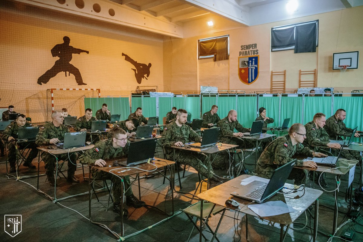 ZAWISZACY's tweet photo. #JAK23 #JCATS
Wizyta gen. bryg. Bogdana Rycerskiego - Szefa Sztabu @hqmncne na ćwiczeniu dowódczo - sztabowym pk. JAK-23.
@MON_GOV_PL @DGeneralneRSZ @SztabGenWP @16Dywizja https://t.co/vUrfAvdm8I
