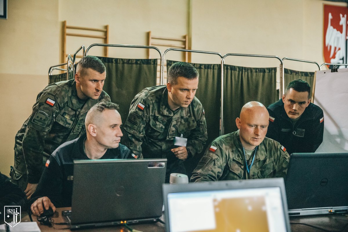 ZAWISZACY's tweet photo. #JAK23 #JCATS
Wizyta gen. bryg. Bogdana Rycerskiego - Szefa Sztabu @hqmncne na ćwiczeniu dowódczo - sztabowym pk. JAK-23.
@MON_GOV_PL @DGeneralneRSZ @SztabGenWP @16Dywizja https://t.co/vUrfAvdm8I