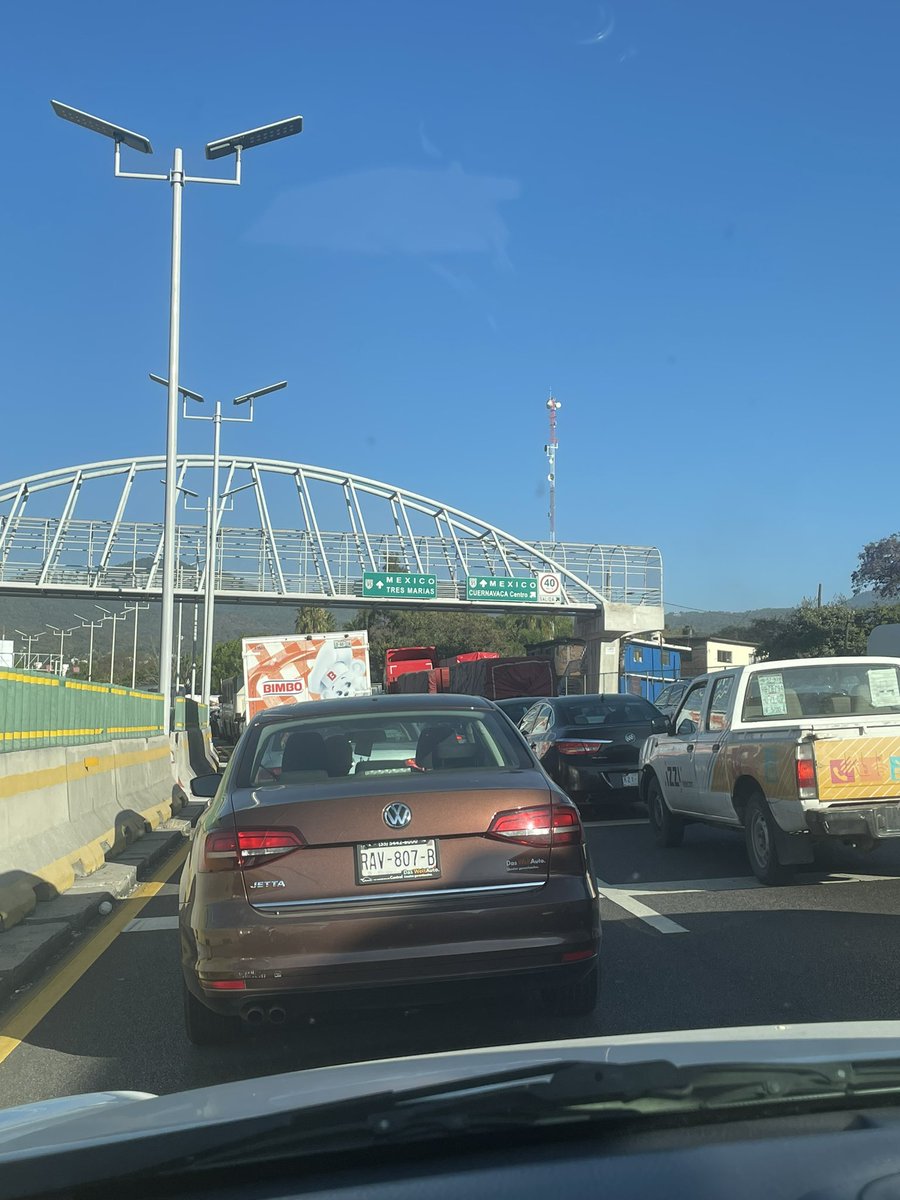 Increíble que <a href="/CAPUFE/">CAPUFE</a> permita el cierre de una autopista federal. Esto es de Cuernavaca a CDMX