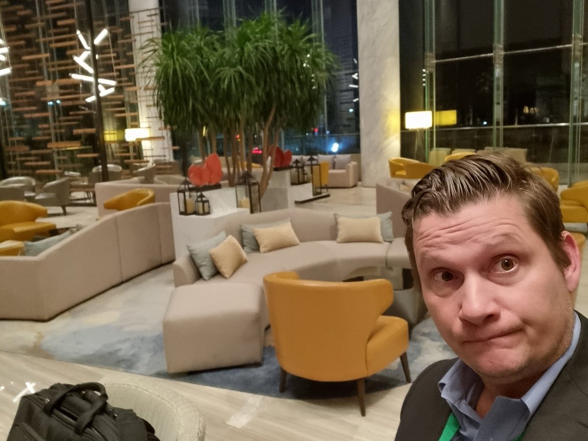 EricBou42746050's tweet photo. Me with me friends at the lobby bar #Chinaisback https://t.co/9fvDyiqIPN